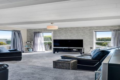 Photo of property in 15 Leon Place, Waitara, 4320