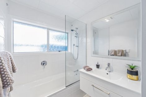 Photo of property in 1/83 Centreway Road, Orewa, 0931