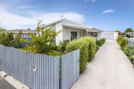 Photo of property in 17 Royal Park Drive, Parklands, Christchurch, 8083