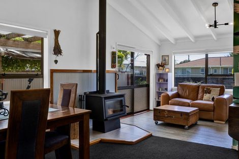 Photo of property in 10 Kamahi Avenue, Hawera, 4610