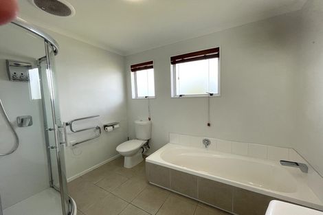 Photo of property in 28 Hueglow Rise, West Harbour, Auckland, 0618