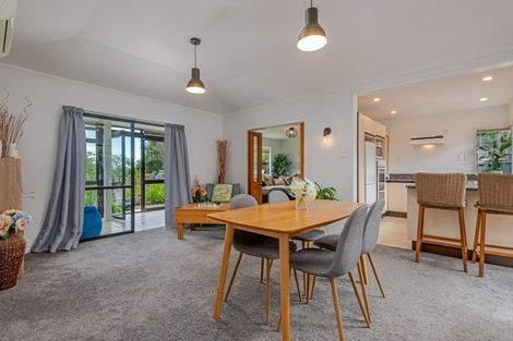 Photo of property in 1 Springdale Grove, Fitzherbert, Palmerston North, 4410