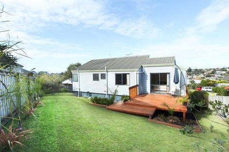 Photo of property in 97 Totaravale Drive, Totara Vale, Auckland, 0629