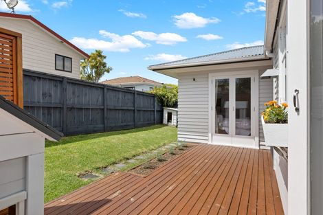Photo of property in 15 Gill Avenue, Te Atatu Peninsula, Auckland, 0610