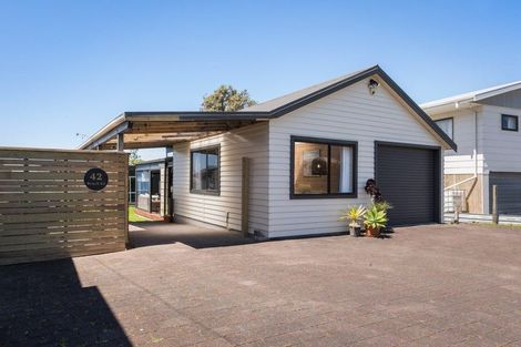 Photo of property in 42 Beach Road, Waihi Beach, 3611