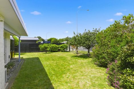 Photo of property in 2 Cypress Grove, Paraparaumu, 5032