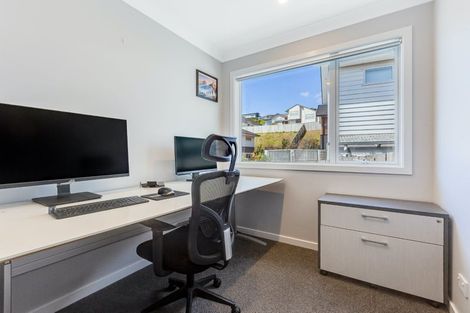 Photo of property in 14 Canary Way, Whitby, Porirua, 5024