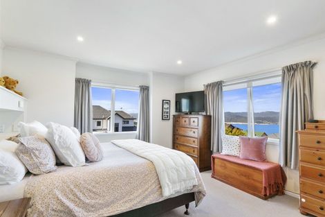 Photo of property in 8 Bennett Grove, Newlands, Wellington, 6037