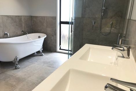 Photo of property in 1/150 Beach Road, Campbells Bay, Auckland, 0630