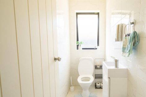 Photo of property in 33 Geneva Terrace, Kelvin Grove, Palmerston North, 4414