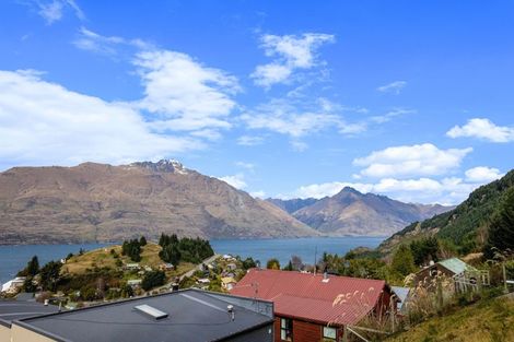 Photo of property in 9 Caples Place, Fernhill, Queenstown, 9300