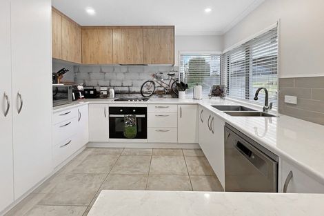 Photo of property in 8a Hauraki Crescent, Pinehill, Auckland, 0632
