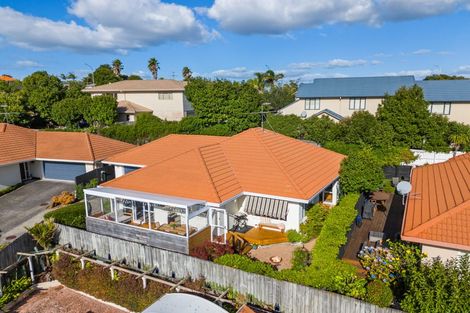 Photo of property in 31 Gillett Place, Botany Downs, Auckland, 2014