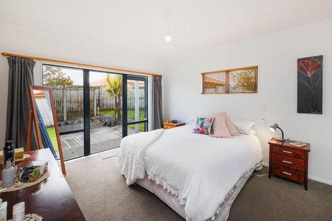 Photo of property in 1 Sycamore Crescent, Fitzherbert, Palmerston North, 4410