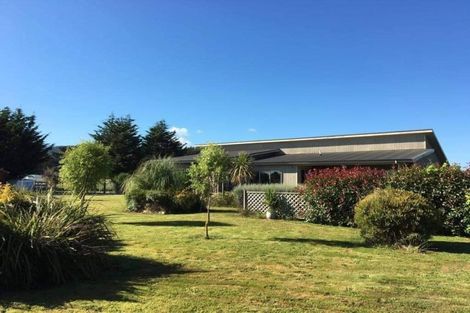 Photo of property in 75 Waikawa Beach Road, Manakau, Levin, 5573