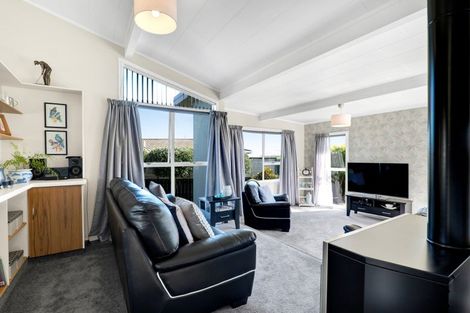 Photo of property in 15 Leon Place, Waitara, 4320