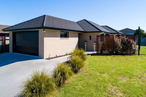 Photo of property in 16 Roto View, One Tree Point, 0118