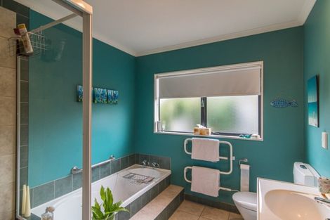 Photo of property in 17 Lorna Irene Drive, Raumati South, Paraparaumu, 5032