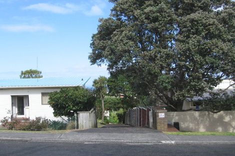 Photo of property in 25 Seaview Road, Castor Bay, Auckland, 0620