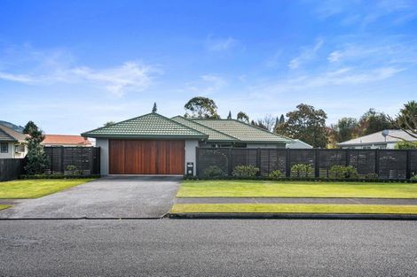 Photo of property in 14 Capricorn Place, Kawaha Point, Rotorua, 3010