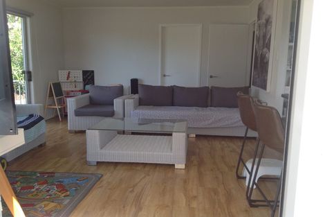 Photo of property in 2/247 Wairau Road, Totara Vale, Auckland, 0627