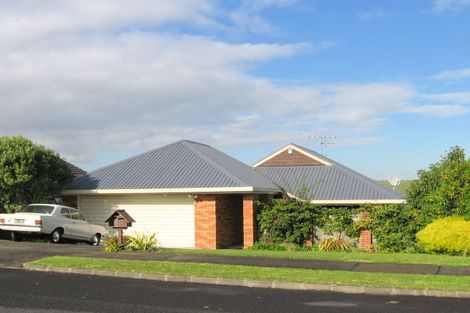 Photo of property in 4 Pinewood Grove, Botany Downs, Auckland, 2010