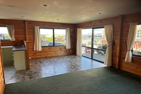 Photo of property in 1 Worthington Place, West Harbour, Auckland, 0618