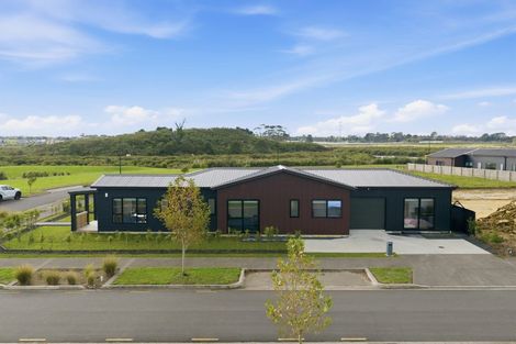 Photo of property in 13 Ngakau Road, Karaka, 2113