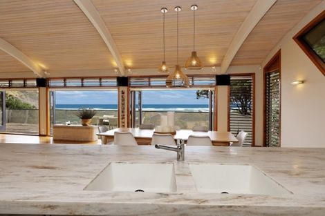 Photo of property in 87 Marine Parade North, Piha, 0772