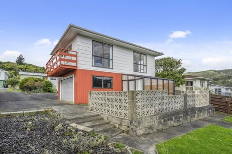 Photo of property in 102 Taylor Terrace, Tawa, Wellington, 5028