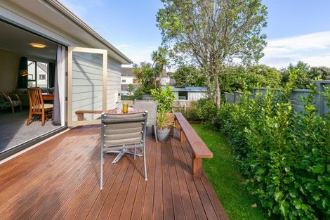 Photo of property in 5 Ladbrooke Drive, Newlands, Wellington, 6037