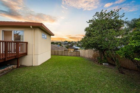 Photo of property in 13 Ginders Drive, Massey, Auckland, 0614