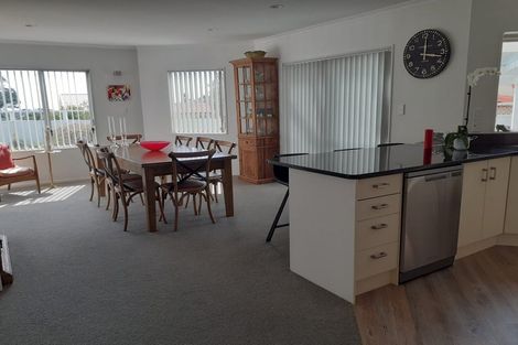 Photo of property in 12 Shelter Grove, Frankleigh Park, New Plymouth, 4310