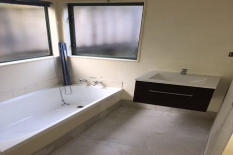 Photo of property in 17 Barker Rise, Northcross, Auckland, 0632