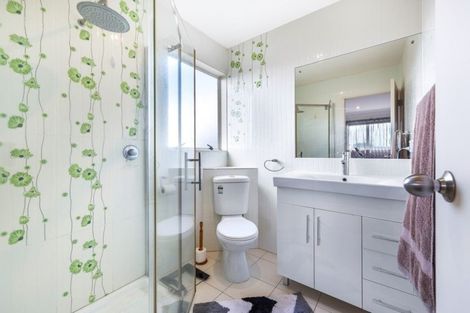 Photo of property in 2/25 Keswick Close, Northpark, Auckland, 2013