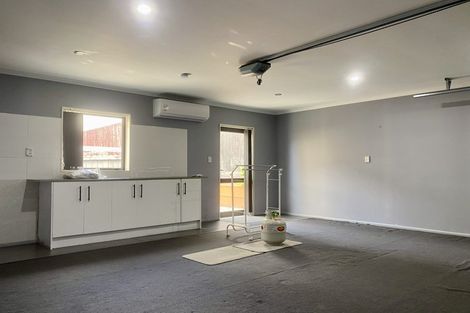 Photo of property in 10 Millcroft Lane, Ranui, Auckland, 0612