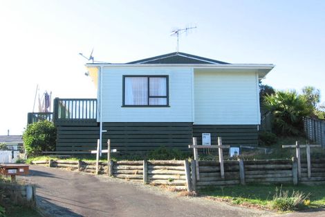 Photo of property in 17 Napier Grove, Waikanae Beach, Waikanae, 5036