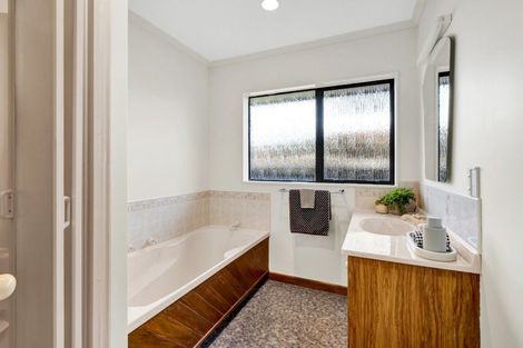 Photo of property in 15 Del Mar Place, Merrilands, New Plymouth, 4312