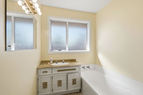 Photo of property in 33 Staveley Street, Avonhead, Christchurch, 8042