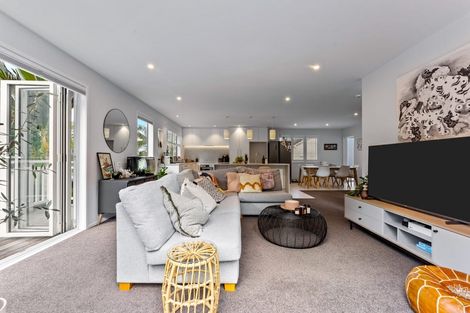 Photo of property in 32a Sandown Road, Rothesay Bay, Auckland, 0630
