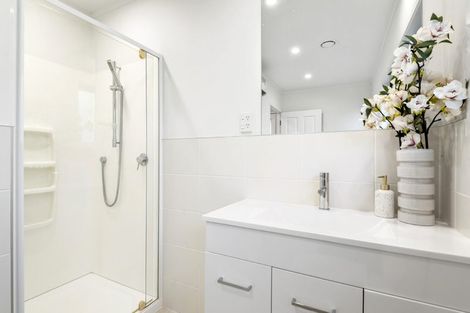 Photo of property in 2/7 Tallington Crescent, Torbay, Auckland, 0630
