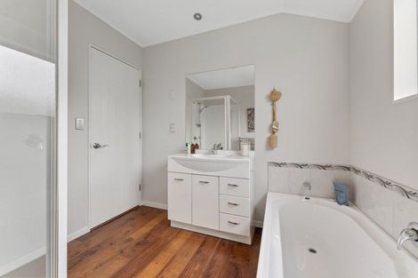 Photo of property in 16 Barry Curtis Place, Levin, 5510