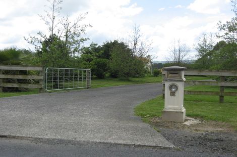 Photo of property in 66 Tawa Road, Kumeu, 0891