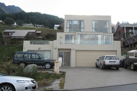 Photo of property in 72 Wynyard Crescent, Fernhill, Queenstown, 9300