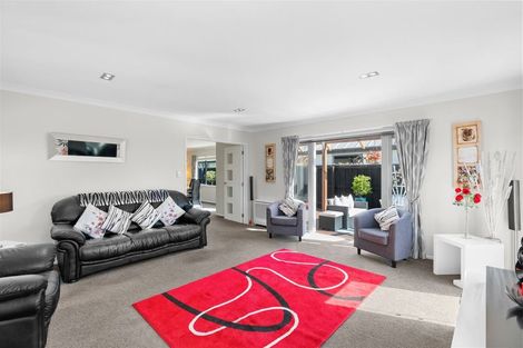 Photo of property in 6 Lakebridge Place, Parklands, Christchurch, 8083