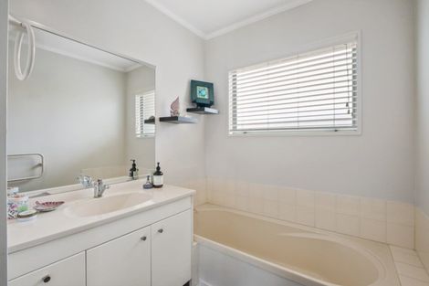 Photo of property in 62 Links View Drive, Omokoroa, 3114