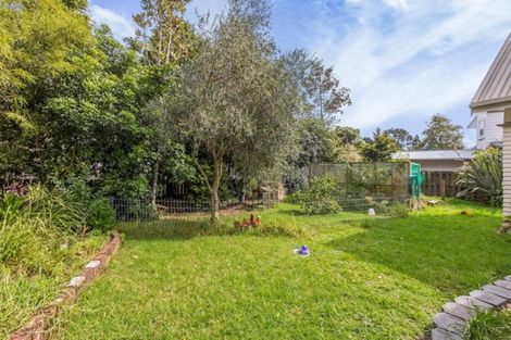 Photo of property in 2 Pipitea Place, Massey, Auckland, 0614