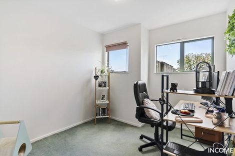 Photo of property in 11 Mannikin Place, Unsworth Heights, Auckland, 0632