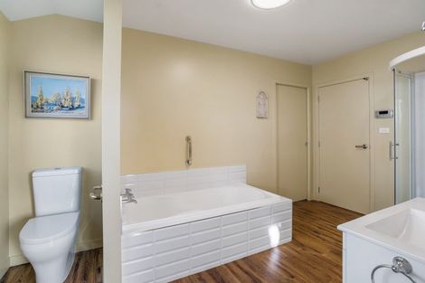 Photo of property in 32 Northview Avenue, Winton, 9720