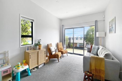 Photo of property in 15 Whakarato Way, Takanini, 2112